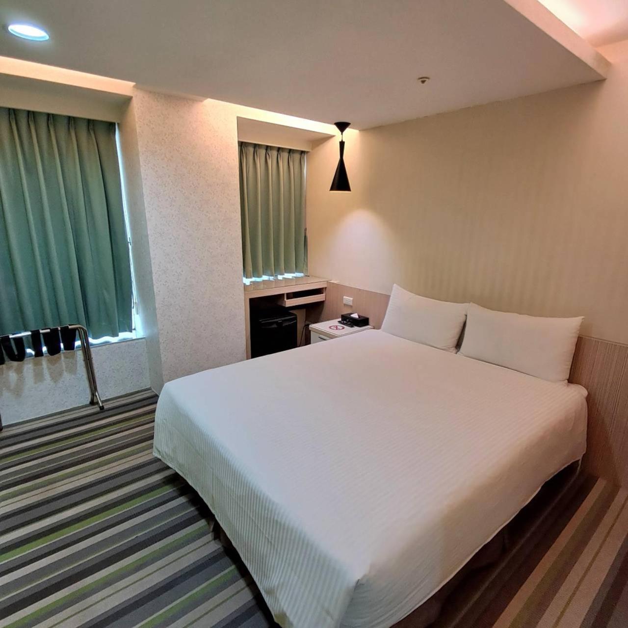 Morwing Hotel Fuzhong Taipei Exterior photo